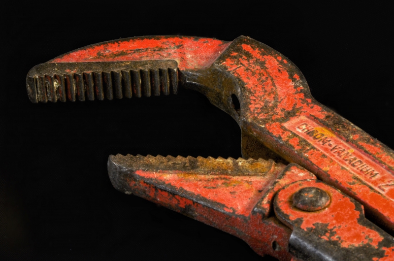 plombier-TENDE-min_pipe-wrench-318084